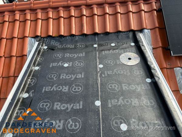 Nieuw dak met dakpannen en Royal onderlaag bij woning in Bodegraven Nieuw dak met dakpannen en Royal onderlaag bij woning in Bodegraven