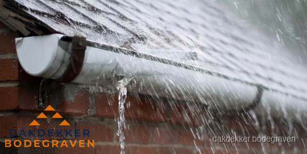 Lekkende dakgoot tijdens regenval in Bodegraven Lekkende dakgoot tijdens regenval in Bodegraven