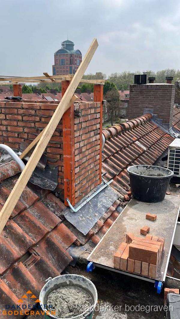 Schoorsteen renovatie met metselwerk op schuin dak in Bodegraven