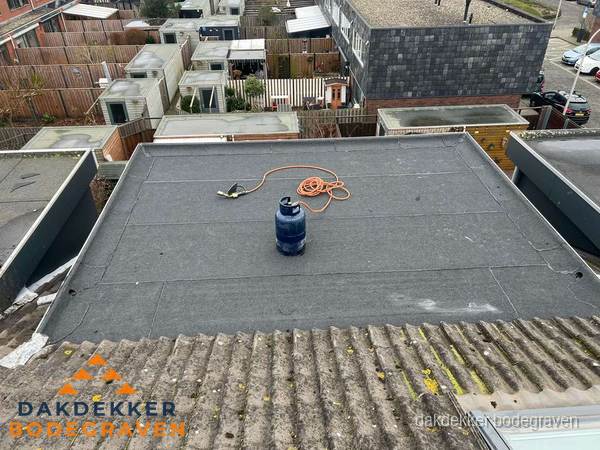 Dakrenovatie afgerond met nieuwe bitumen dakbedekking in Bodegraven Dakrenovatie afgerond met nieuwe bitumen dakbedekking in Bodegraven