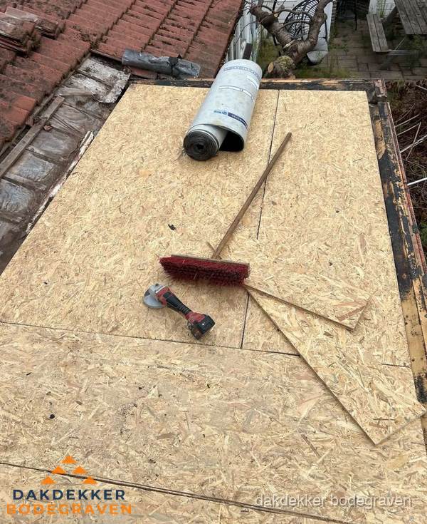 Plat dak vervangen met nieuwe OSB-ondergrond en bitumenrol in Bodegraven Plat dak vervangen met nieuwe OSB-ondergrond en bitumenrol in Bodegraven
