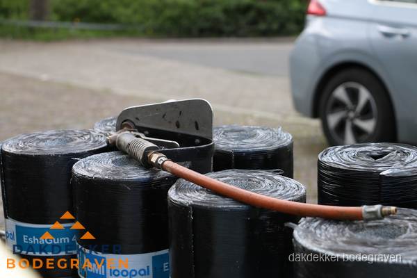 Rollen bitumen dakbedekking EshaGum klaar voor installatie in Bodegraven Rollen bitumen dakbedekking EshaGum klaar voor installatie in Bodegraven