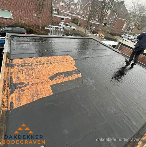 Dakdekker brengt EPDM dakbedekking aan op plat dak in Bodegraven