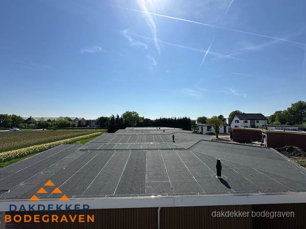 Groot plat dak met bitumen dakbedekking op bedrijfspand in Bodegraven Groot plat dak met bitumen dakbedekking op bedrijfspand in Bodegraven
