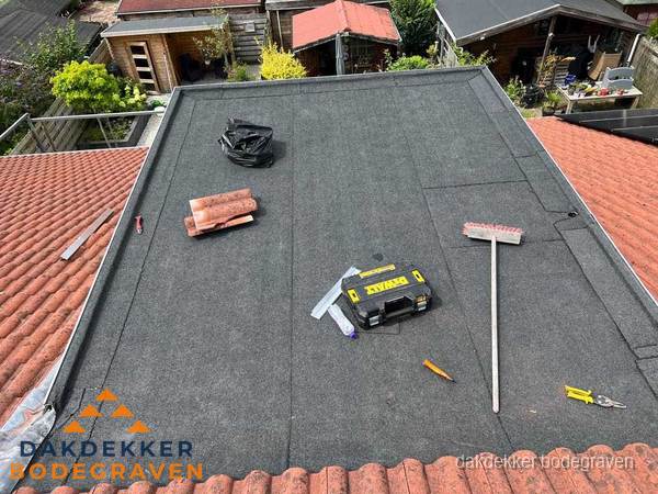 Nieuw plat dak met bitumen dakbedekking in Bodegraven