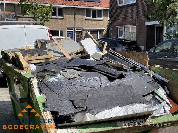 Afvalcontainer met gesloopt dakmateriaal tijdens dakkapel renovatie in Bodegraven