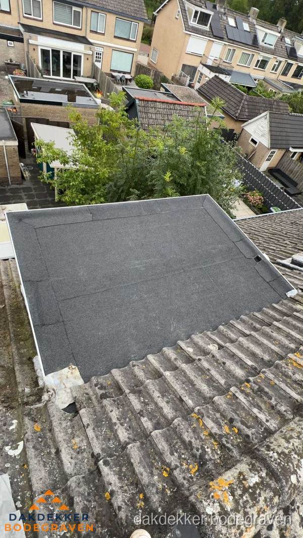 Plat dak aanbouw met bitumen dakbedekking in woonwijk Bodegraven Plat dak aanbouw met bitumen dakbedekking in woonwijk Bodegraven