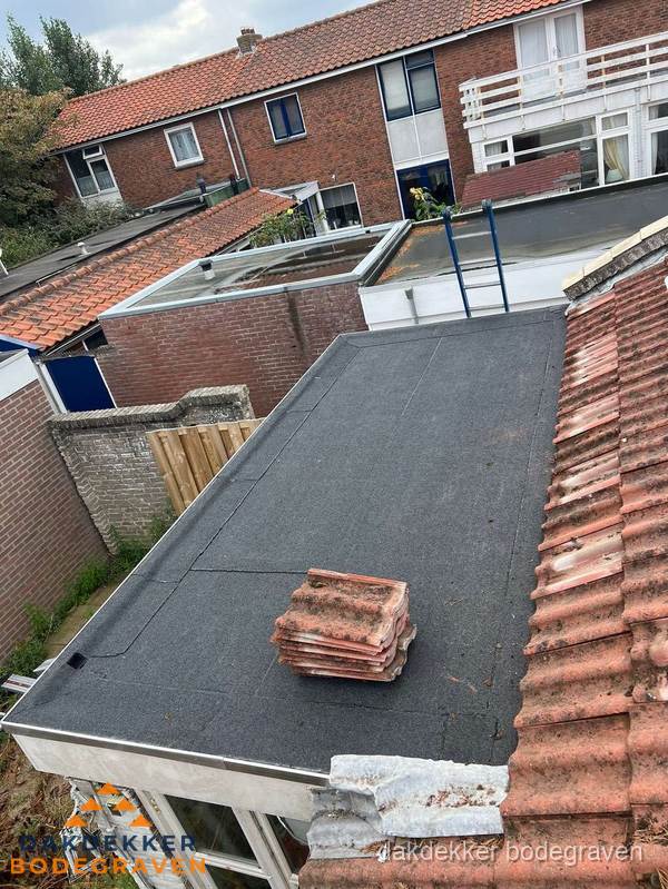 Aanbouw plat dak met reservepannen voor dakpannen vervangen in Bodegraven