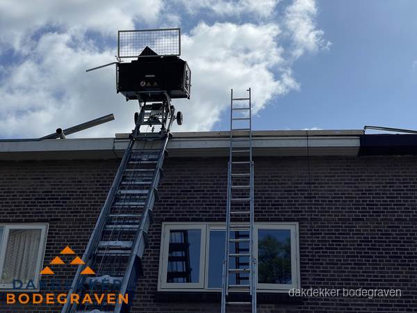 Ladderlift en ladder bij woning voor dakinspectie in Bodegraven Ladderlift en ladder bij woning voor dakinspectie in Bodegraven