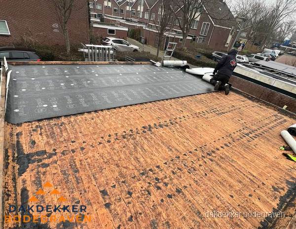 Dakdekker legt onderlaag op plat dak met houten constructie in Bodegraven Dakdekker legt onderlaag op plat dak met houten constructie in Bodegraven