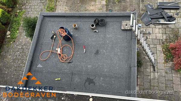 Plat dak met nieuwe bitumen bedekking in Bodegraven Plat dak met nieuwe bitumen bedekking in Bodegraven